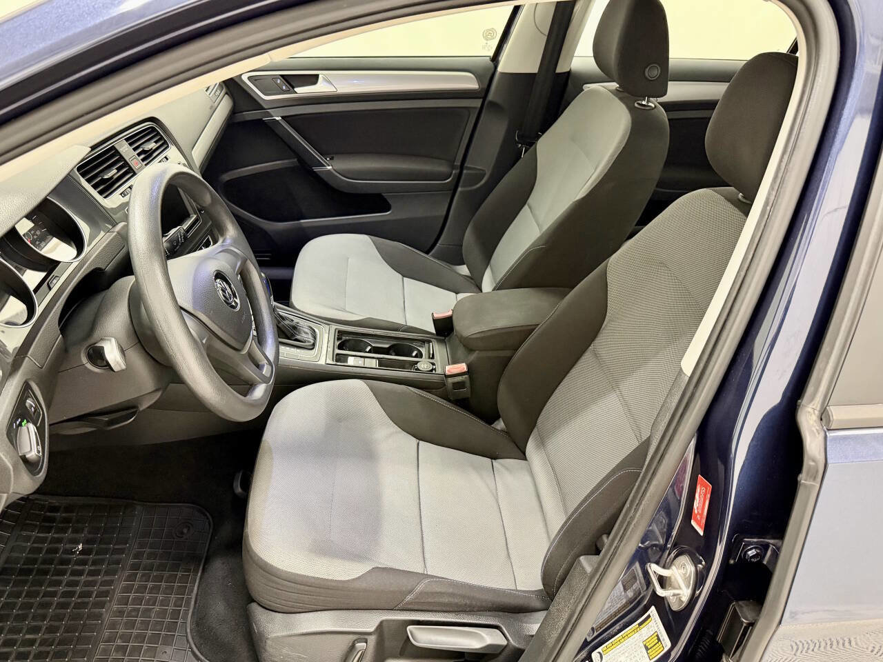 Used 2016 Volkswagen e-Golf SE w/ DC Fast Charging Package image 16