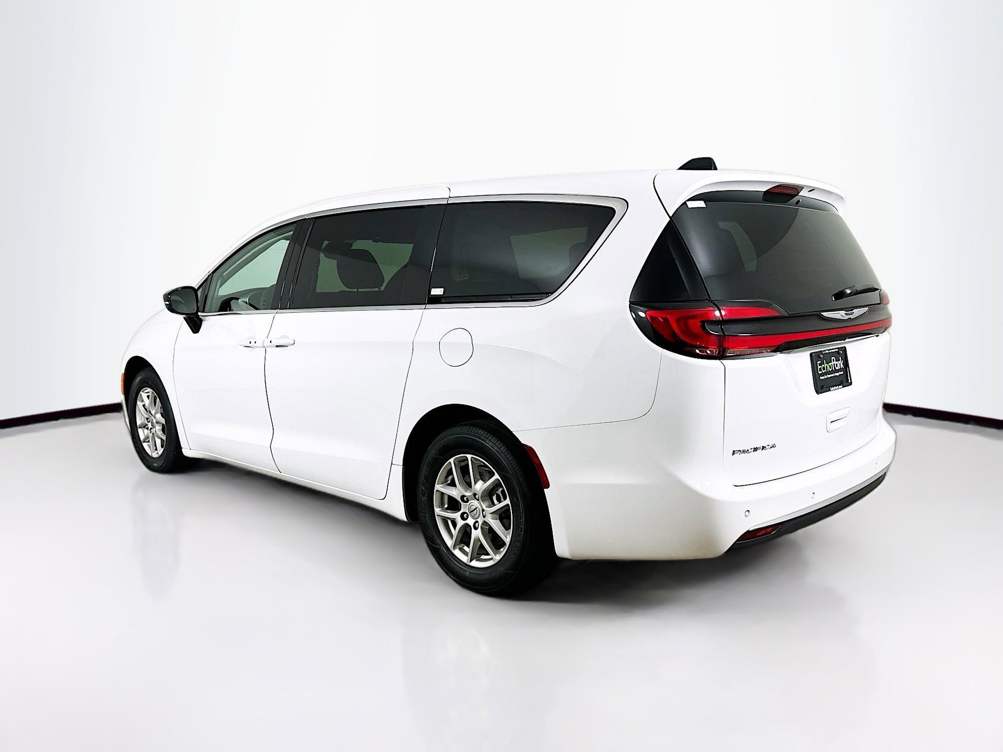 Used 2024 Chrysler Pacifica Touring-L image 5