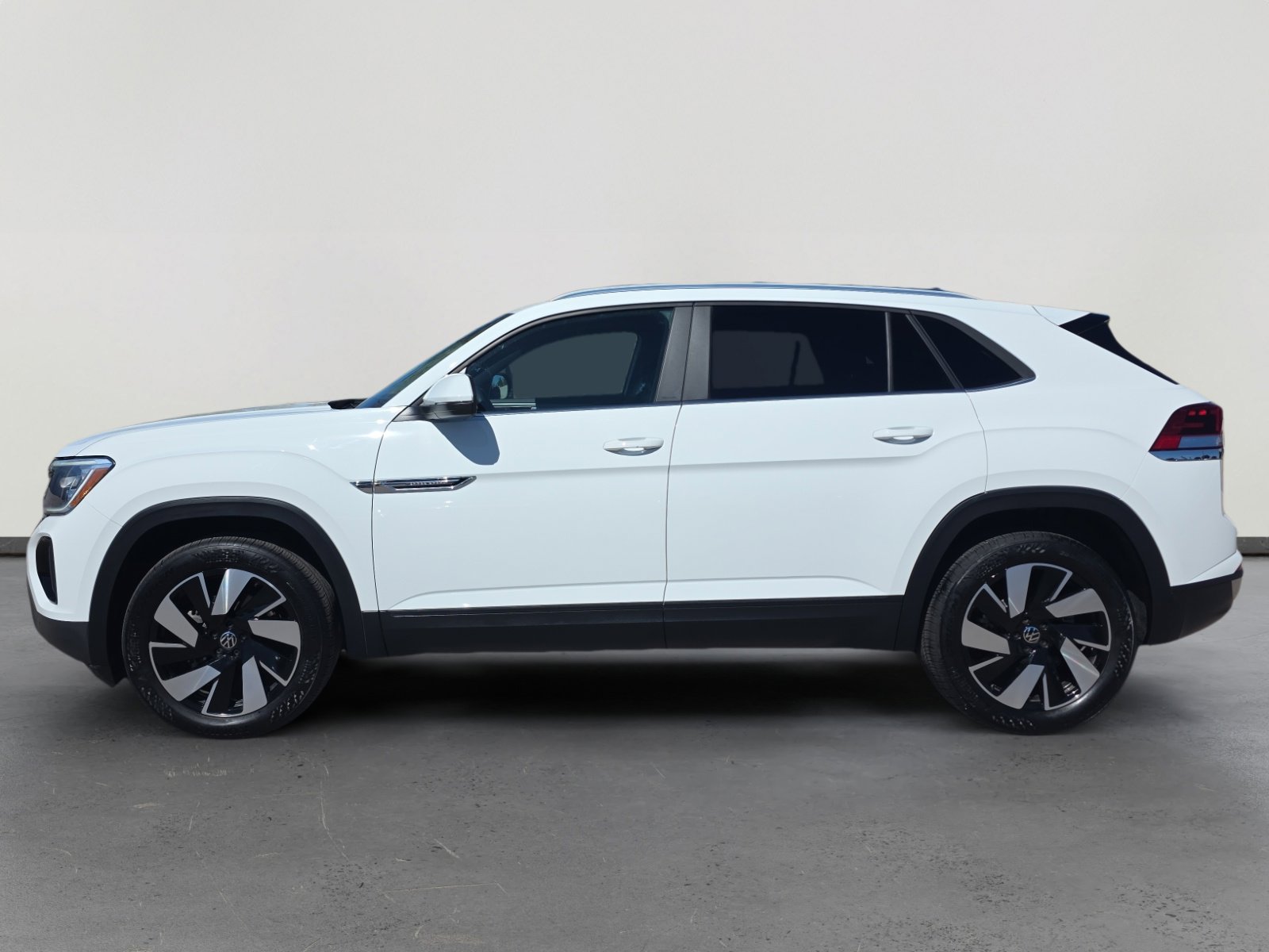 Used 2024 Volkswagen Atlas Cross Sport SE image 2
