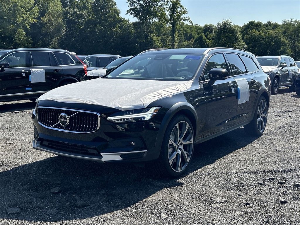 Certified 2025 Volvo V90 B6 Cross Country Ultra w/ Protection Package Premier