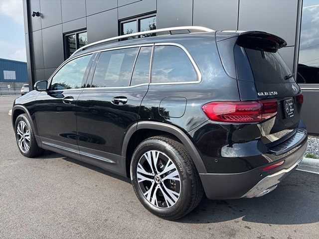 Used 2025 Mercedes-Benz GLB 250 4MATIC image 3