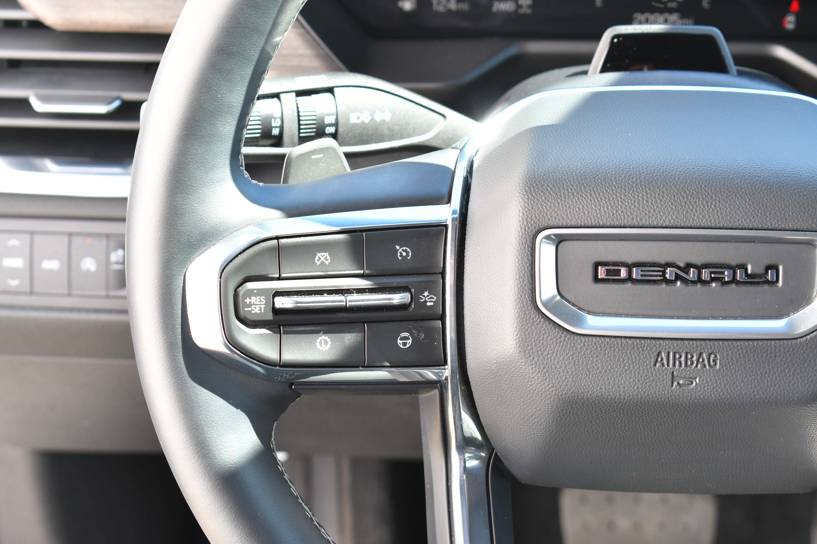 Used 2025 GMC Acadia Denali w/ Super Cruise Package image 17