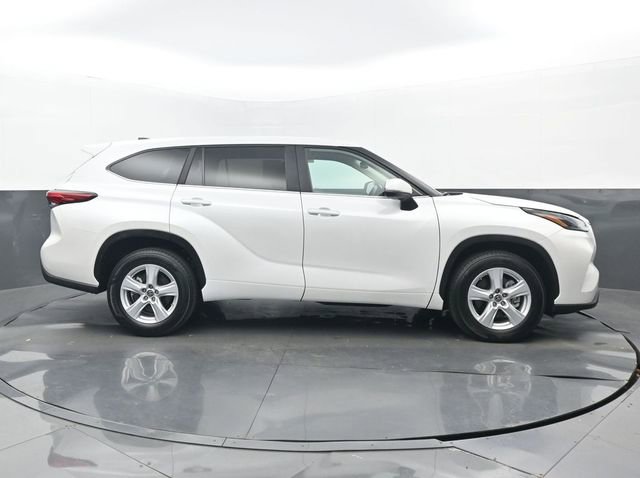 Used 2023 Toyota Highlander LE image 2