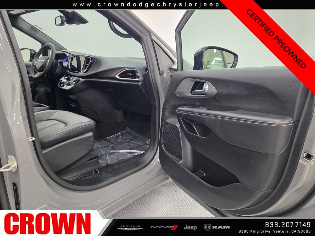 Used 2025 Chrysler Pacifica Select image 15