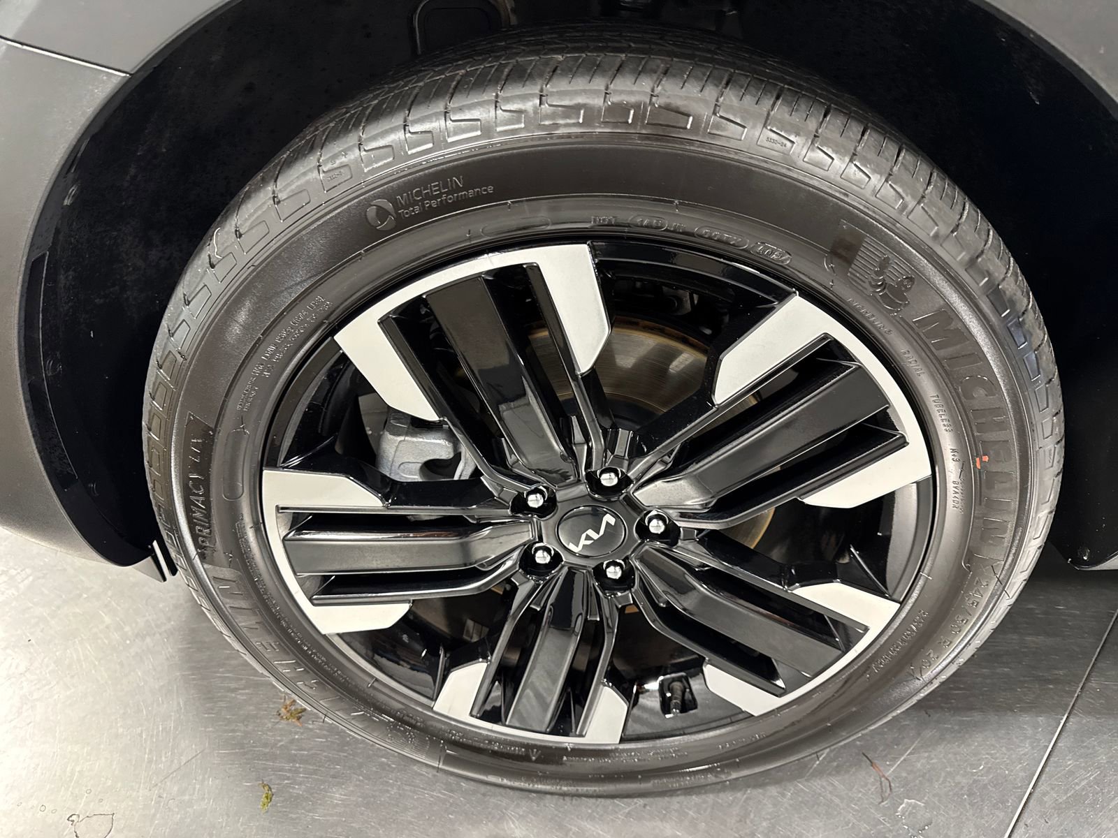 Used 2025 Kia Telluride SX Prestige AWD/4WD image 2