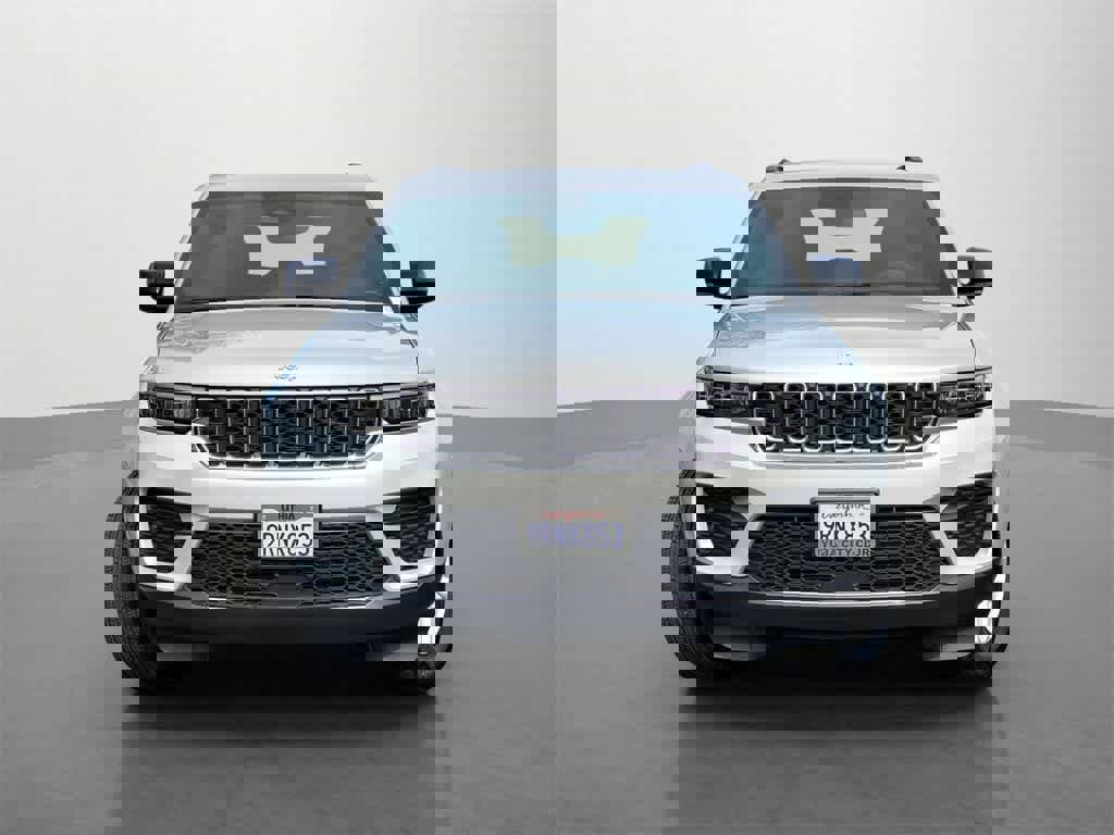 Used 2024 Jeep Grand Cherokee Laredo X image 2