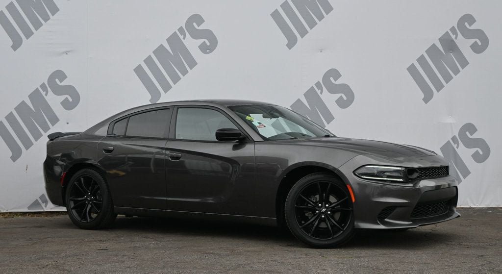Used 2018 Dodge Charger SXT w/ Blacktop Package RWD image 3