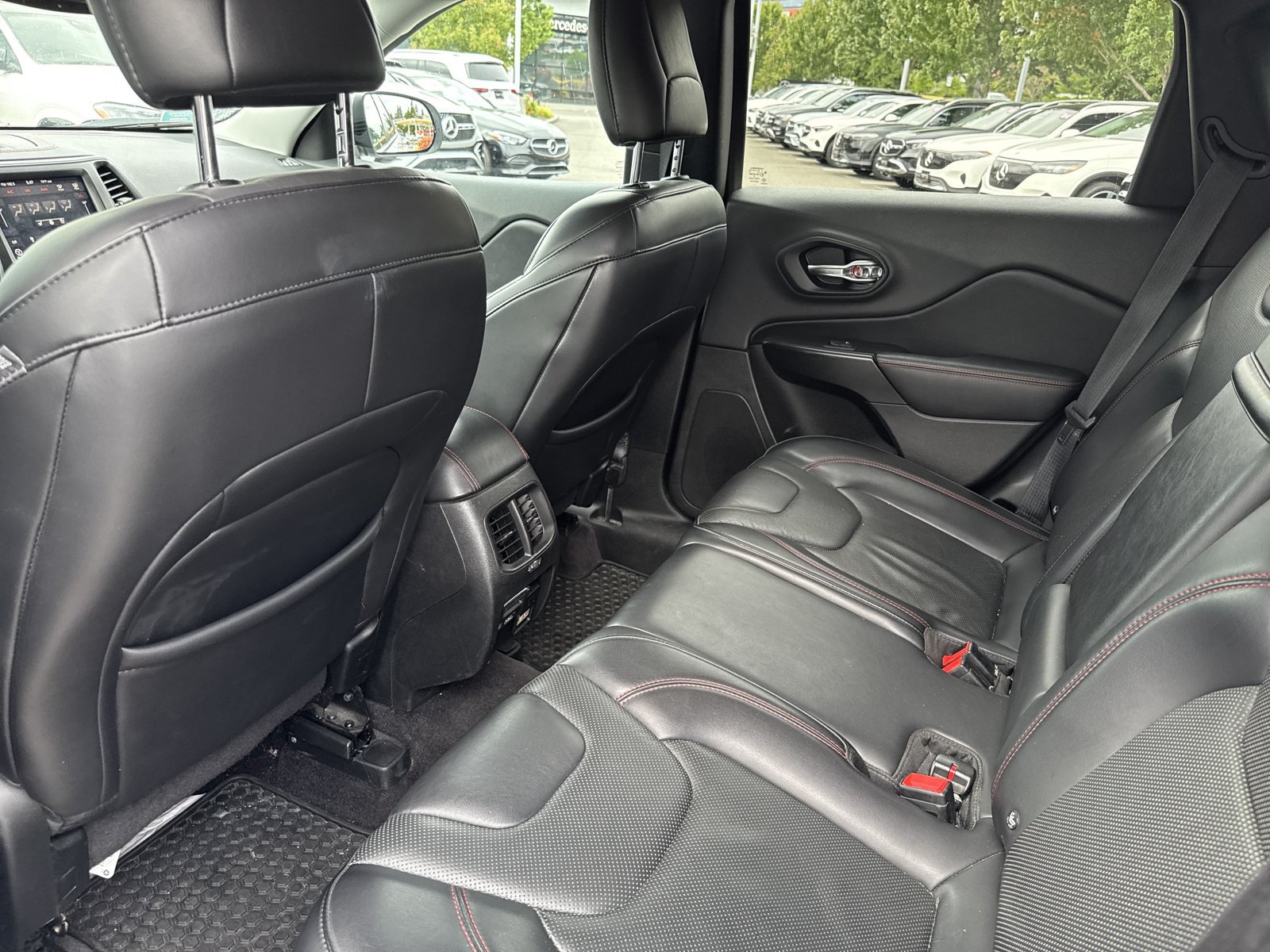 Used 2019 Jeep Cherokee Trailhawk AWD/4WD image 14