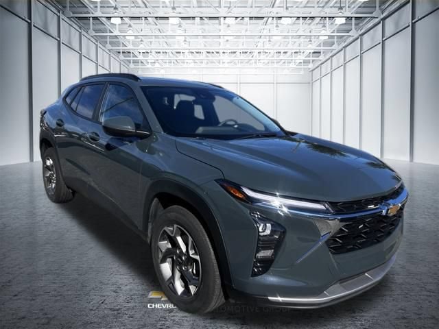 Used 2025 Chevrolet Trax LT FWD image 3