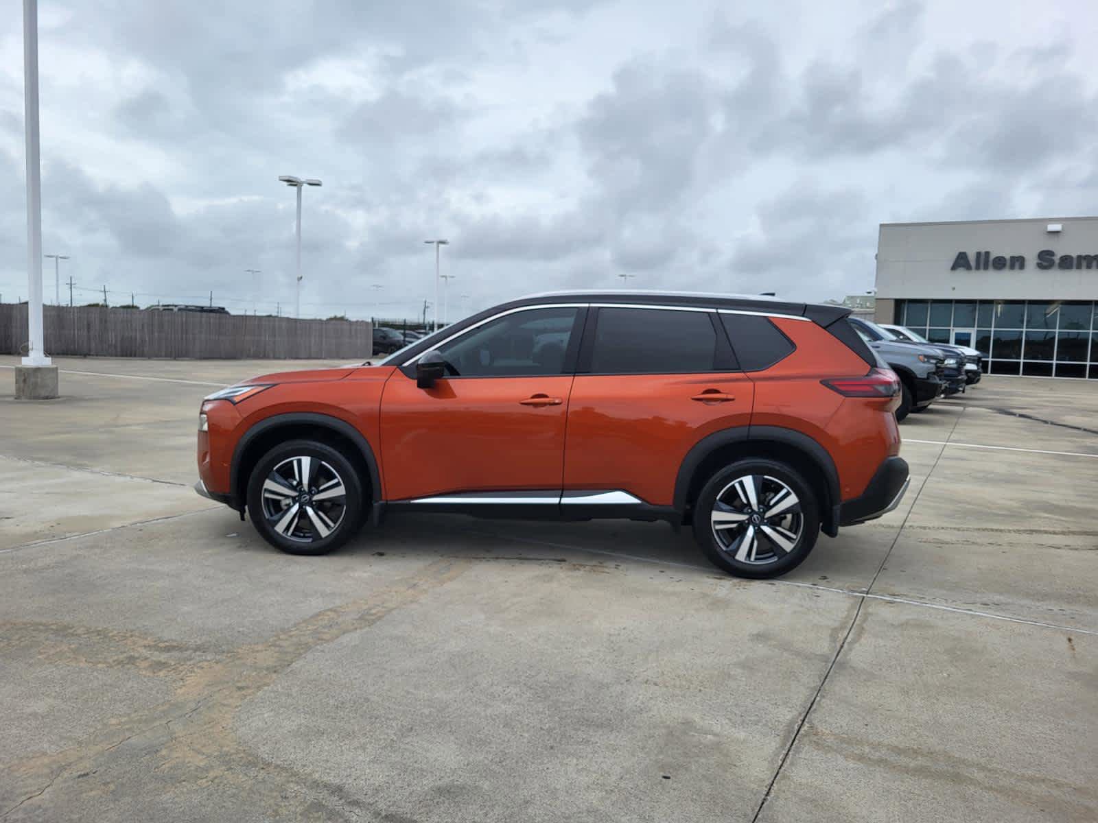 Used 2023 Nissan Rogue Platinum w/ Platinum Premium Package image 2