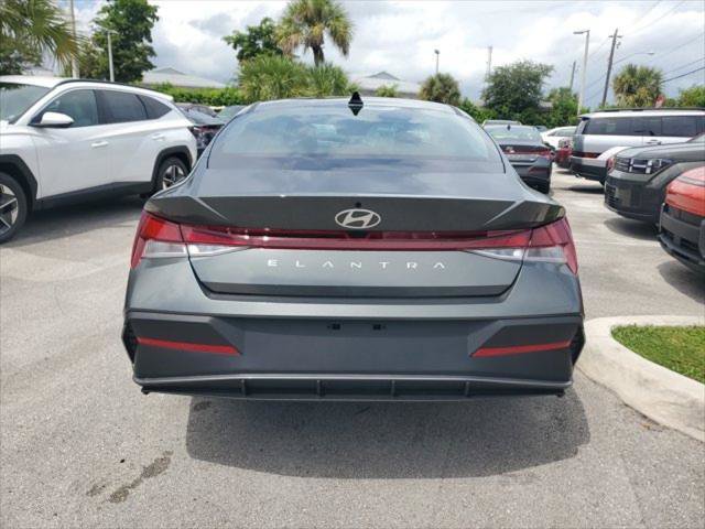 New 2025 Hyundai Elantra SE image 4