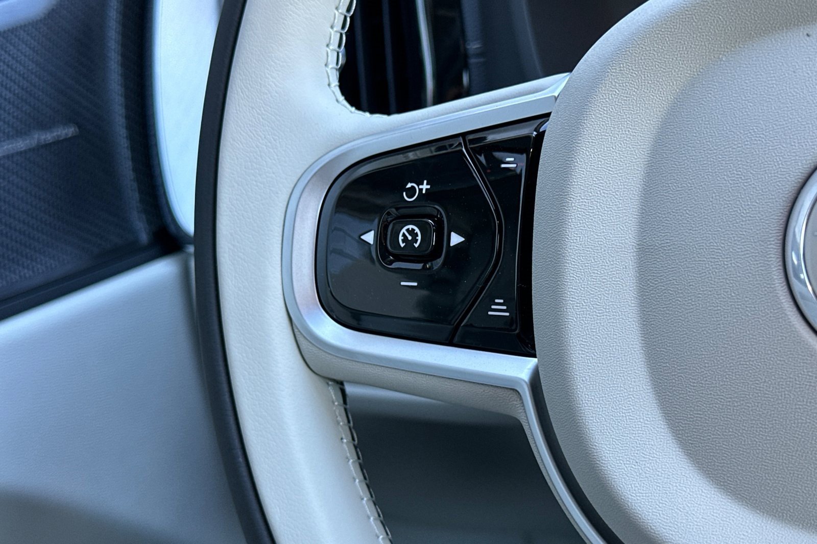 New 2026 Volvo XC60 B5 Ultra w/ Protection Package Premier image 28