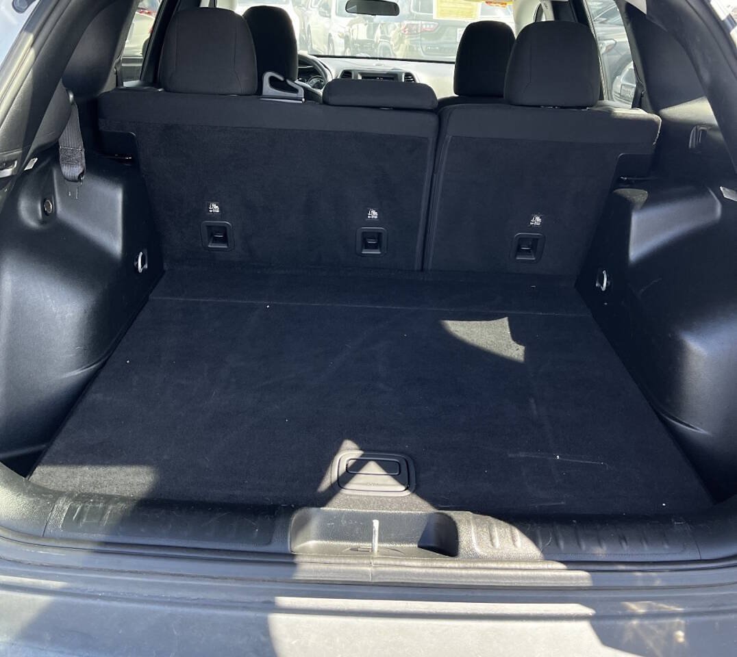 Used 2019 Jeep Cherokee Latitude w/ Popular Appearance Group FWD image 11