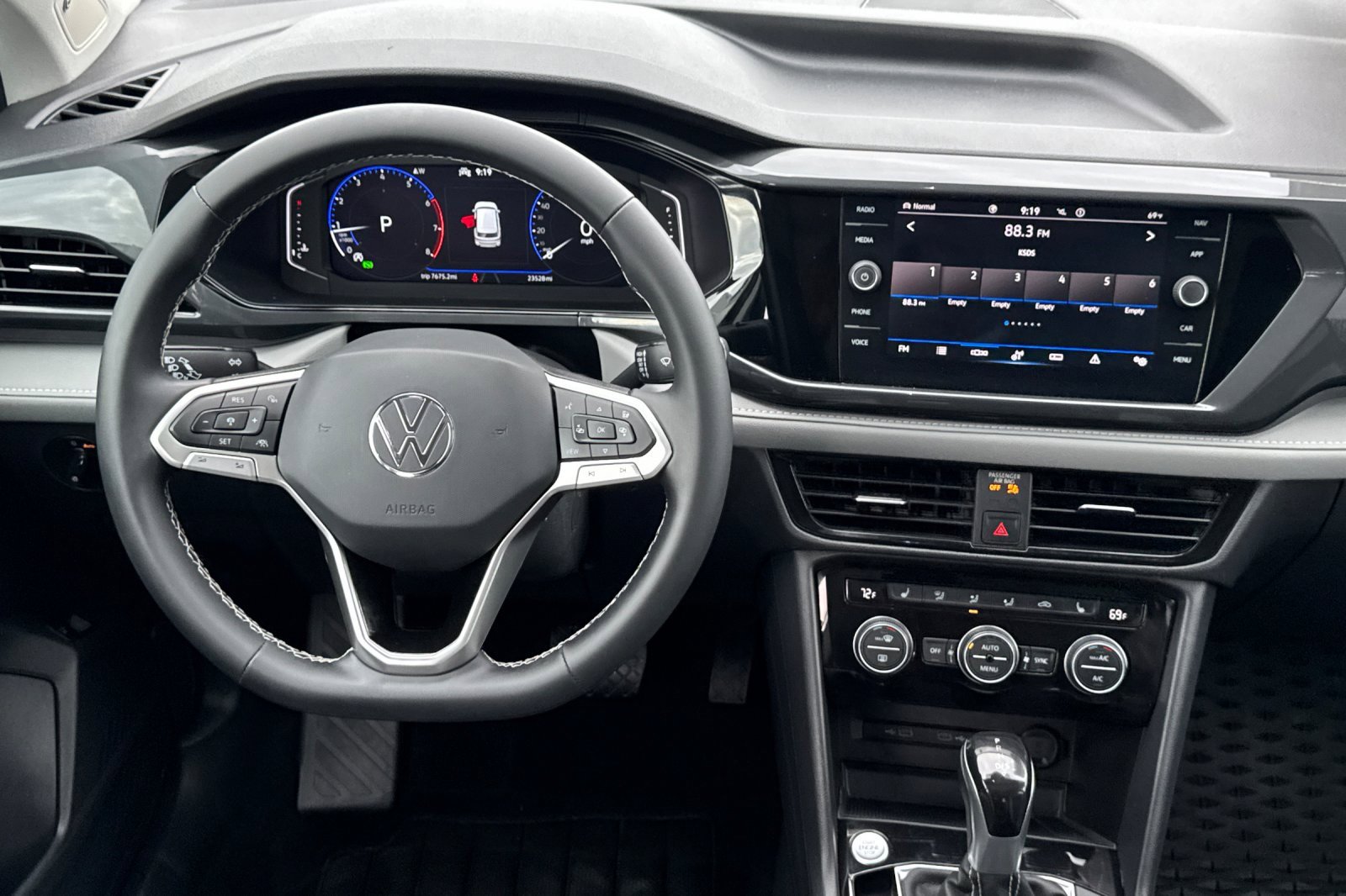 Certified 2022 Volkswagen Taos SEL w/ Panoramic Sunroof Package image 15