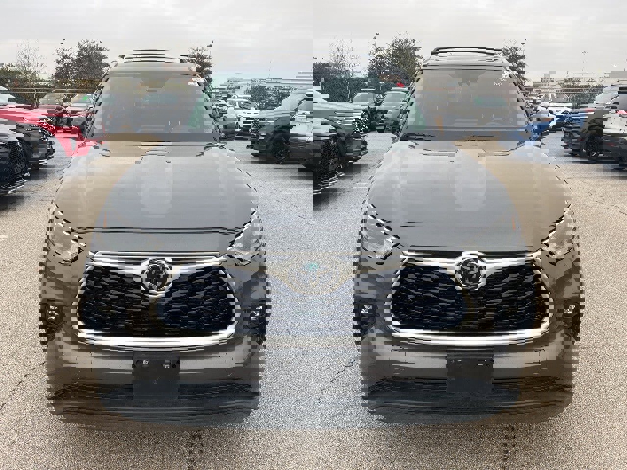 Used 2023 Toyota Highlander XLE image 2