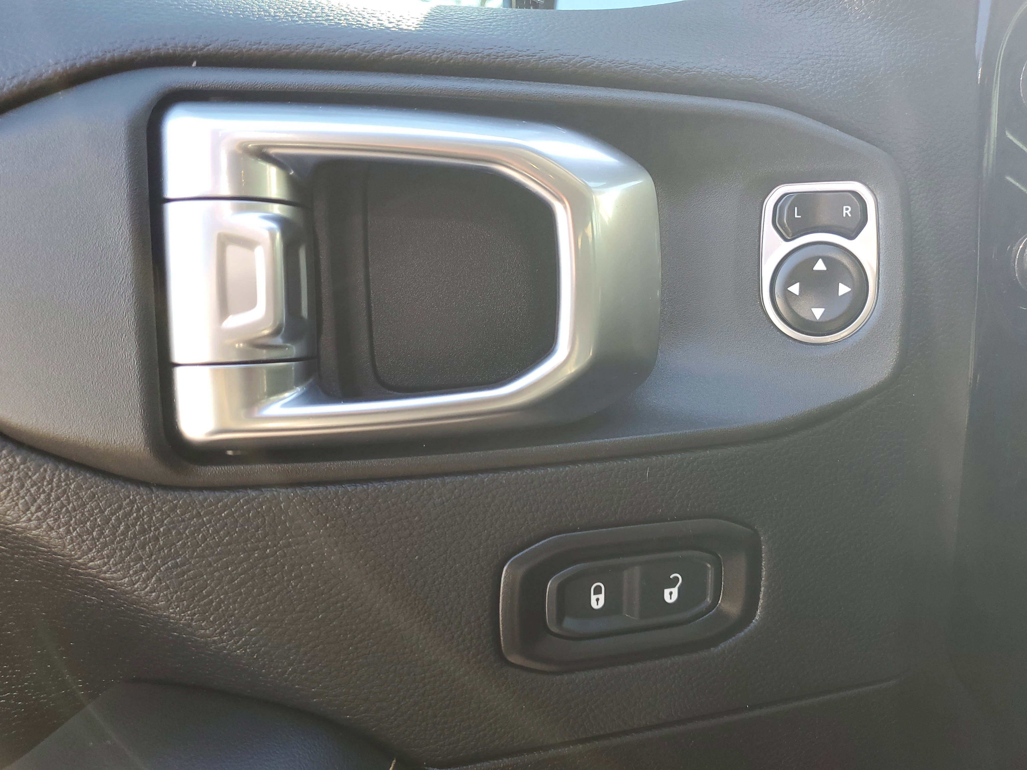 Used 2025 Jeep Wrangler Sahara image 19