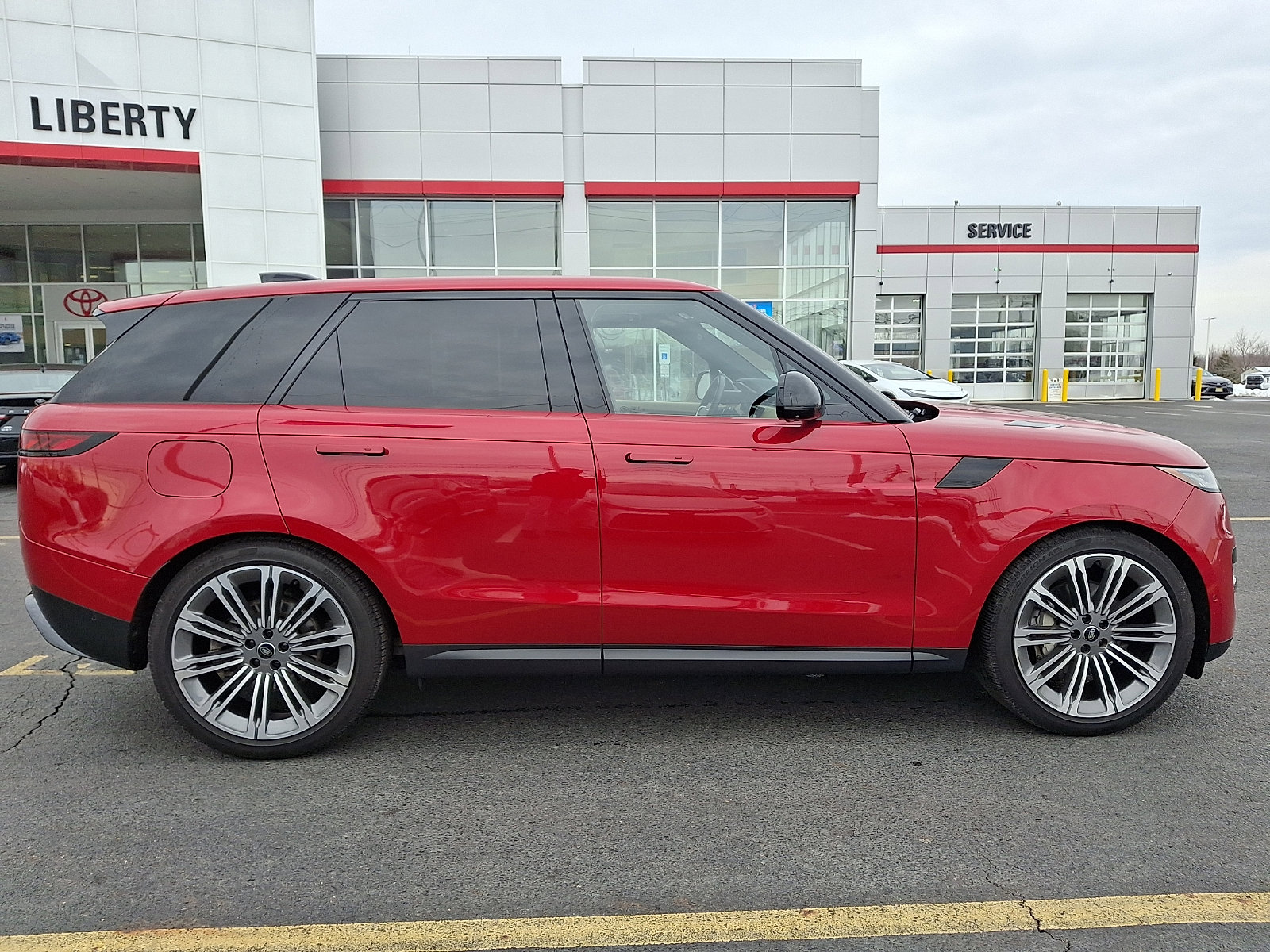 Used 2025 Land Rover Range Rover Sport SE image 7