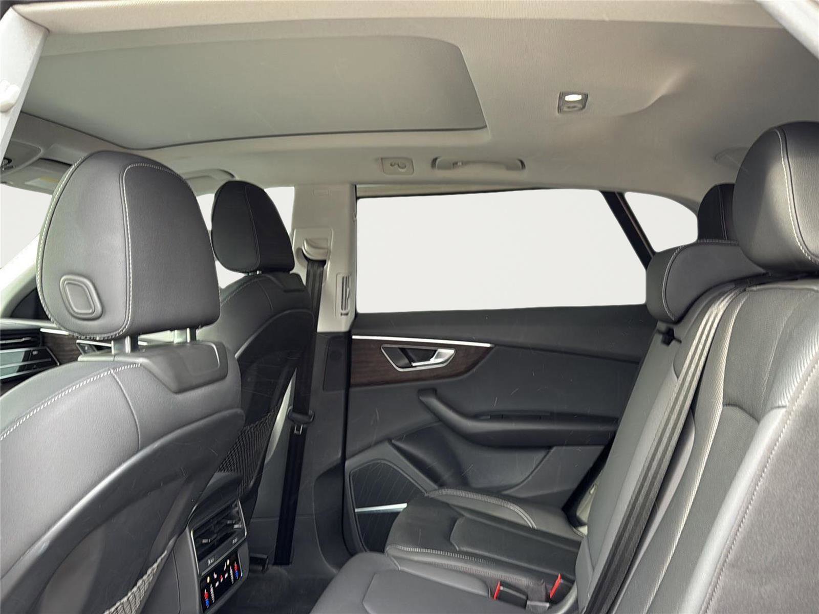 Used 2022 Audi Q8 Premium Plus w/ Premium Plus Package image 25