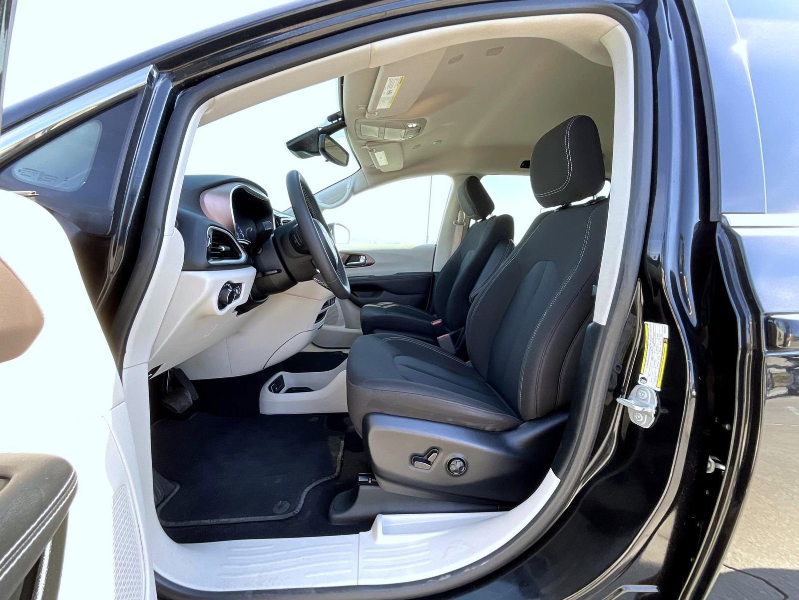 Used 2023 Chrysler Voyager LX image 10