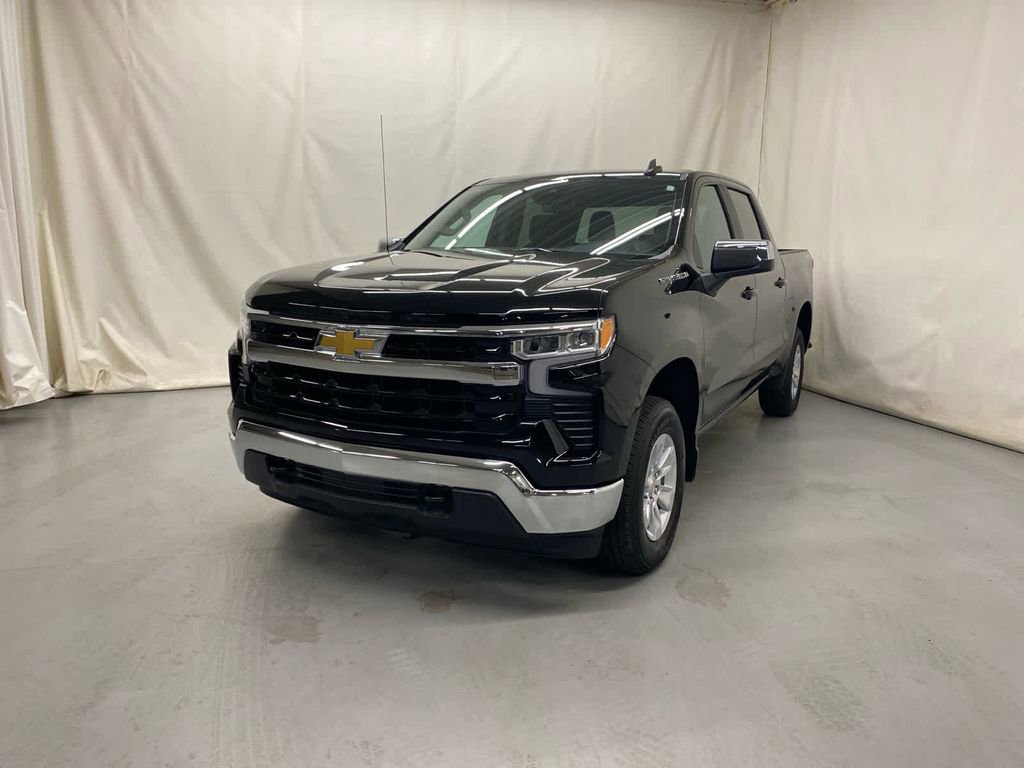 Used 2025 Chevrolet Silverado 1500 LT image 2