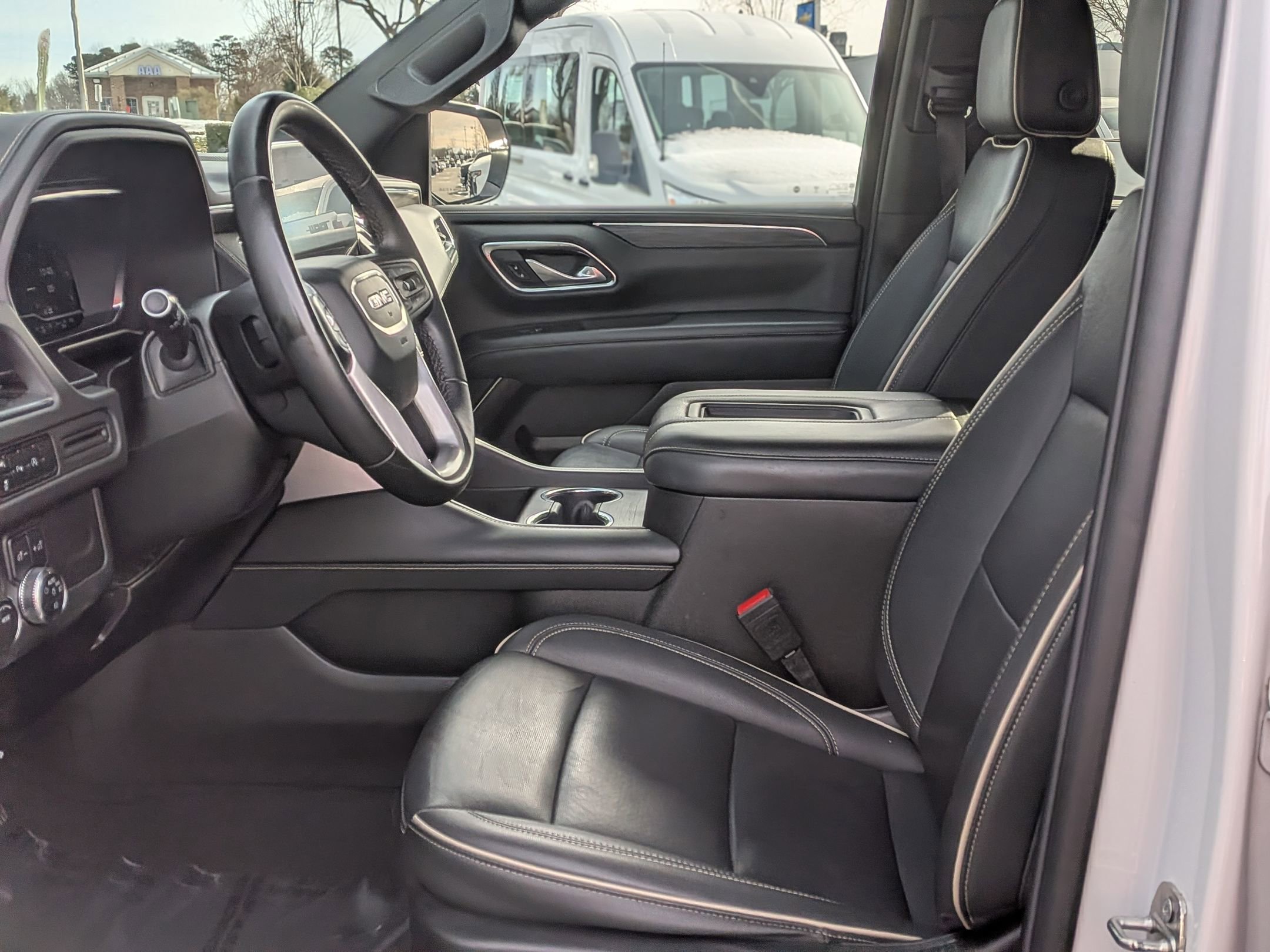 Used 2024 GMC Yukon XL SLT image 16