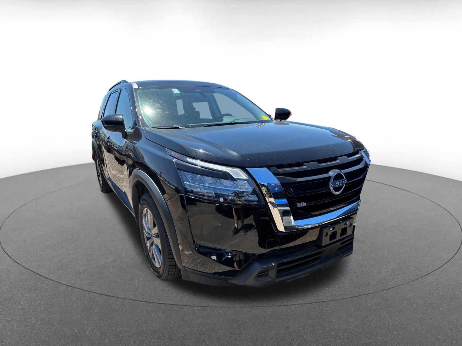 Used 2025 Nissan Pathfinder SV image 2