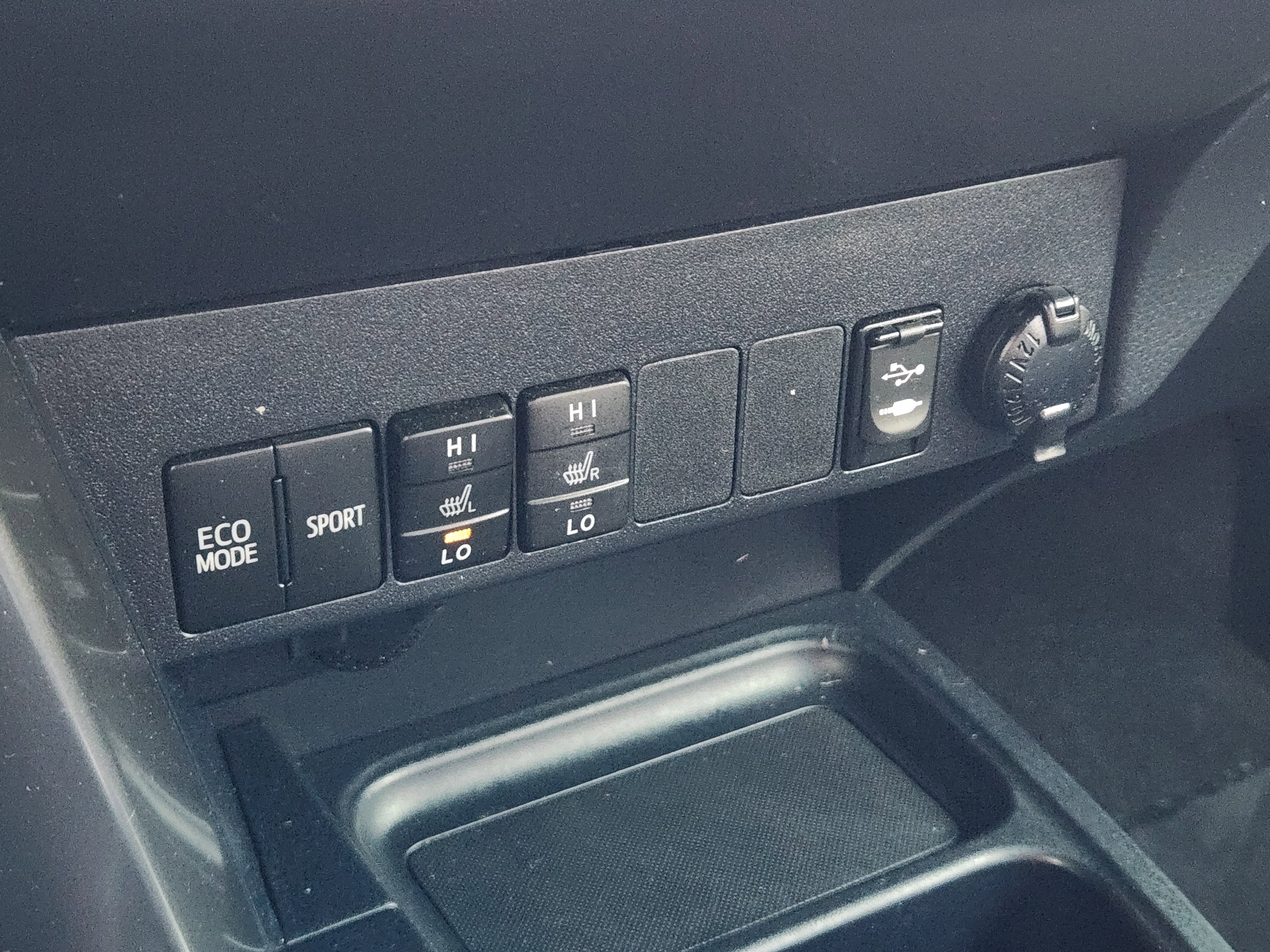 Used 2018 Toyota RAV4 SE image 25