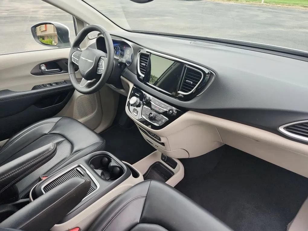 Used 2023 Chrysler Pacifica Touring-L FWD image 9