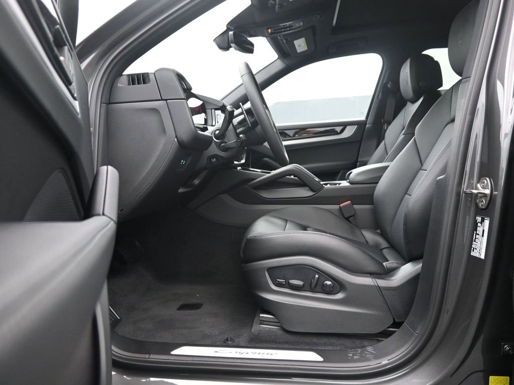 Certified 2025 Porsche Cayenne image 4