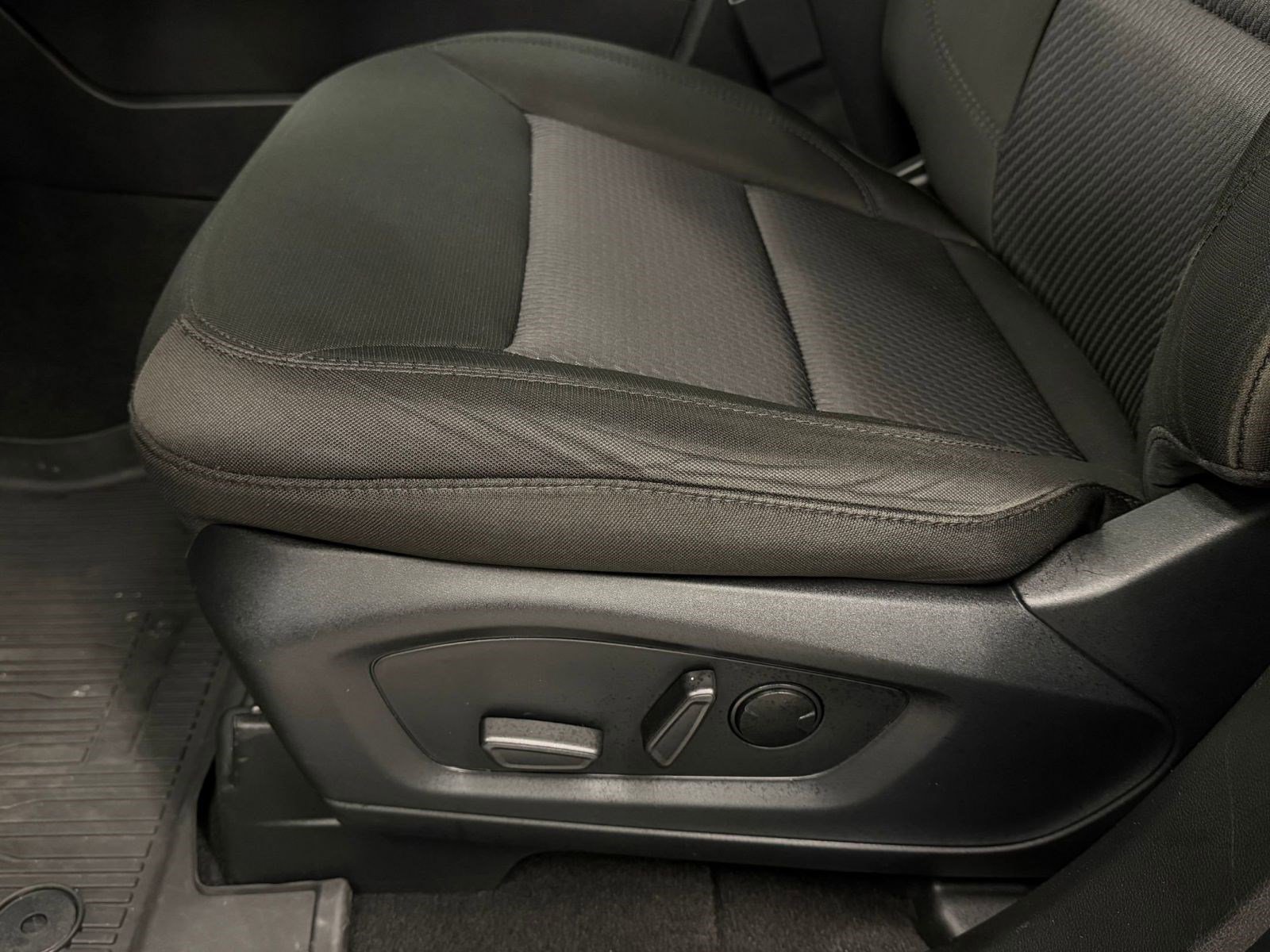 Used 2023 Ford Explorer XLT image 12