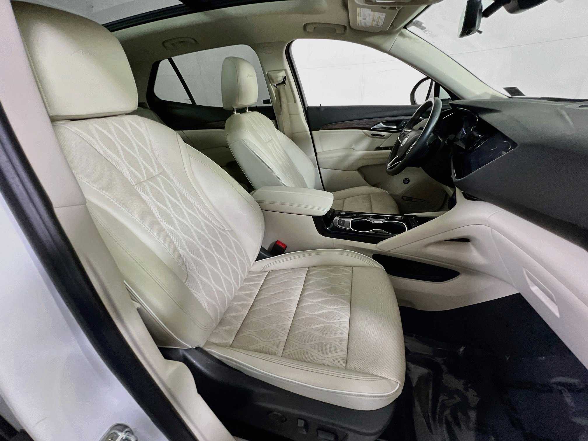Used 2022 Buick Envision Avenir w/ Technology Package II FWD image 29