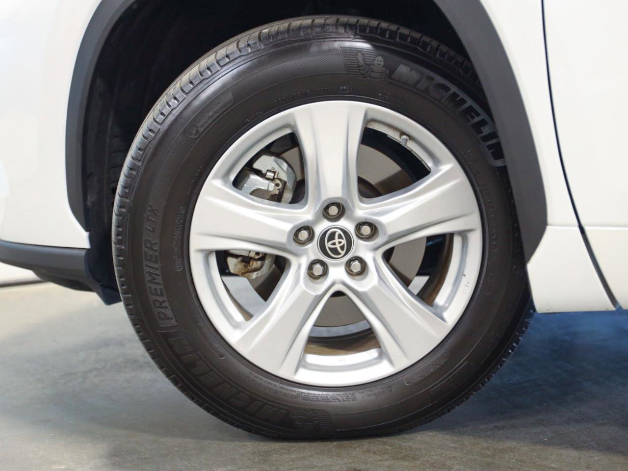 Used 2022 Toyota Highlander L image 36