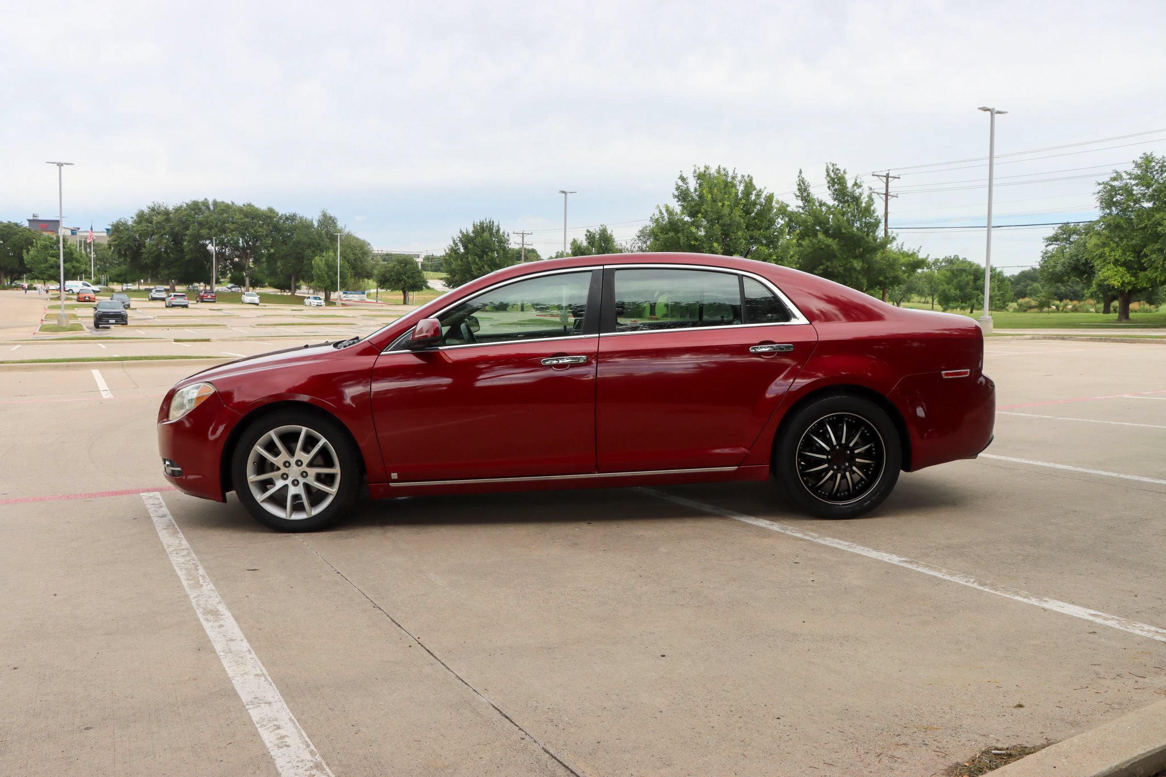 Used 2009 Chevrolet Malibu LTZ FWD image 4