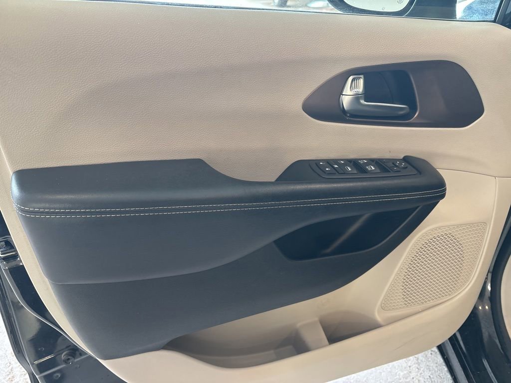 Used 2023 Chrysler Voyager LX image 7