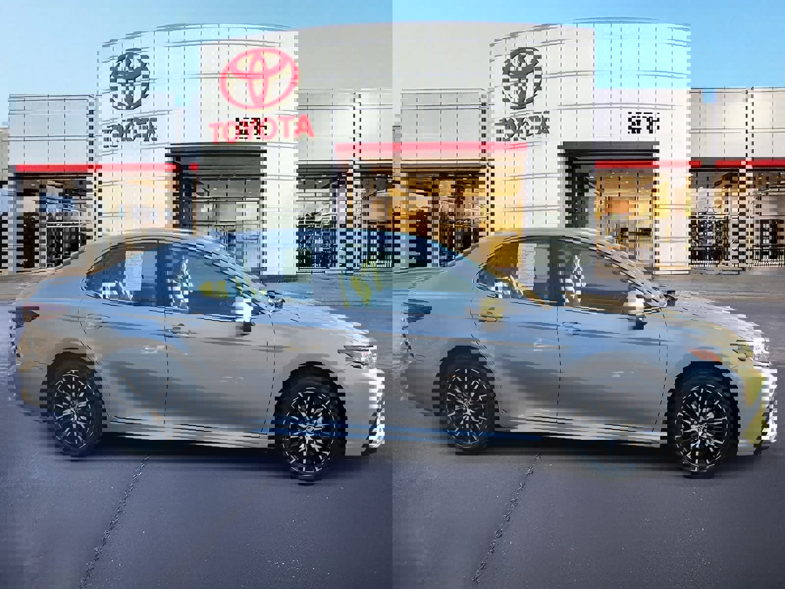 Used 2024 Toyota Camry SE image 4