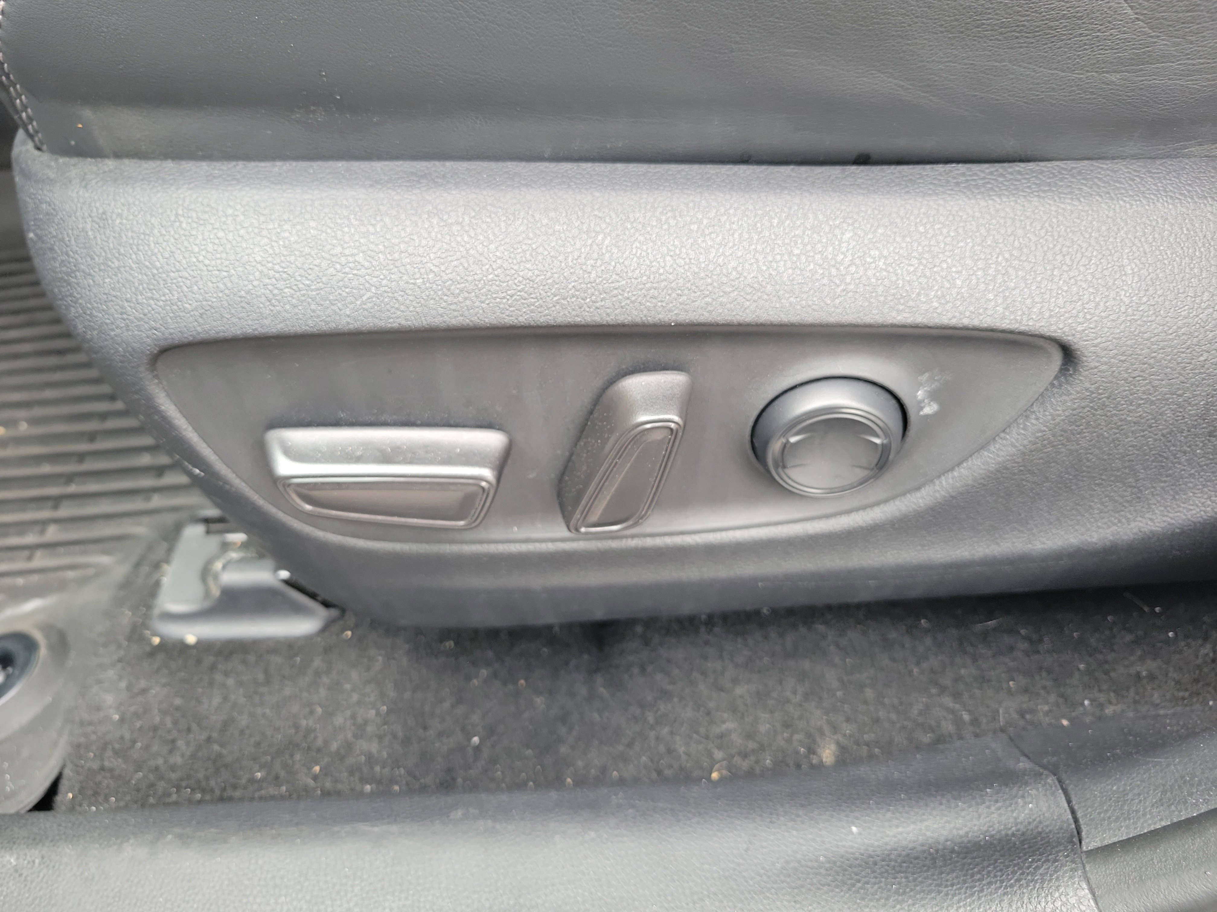 Used 2019 Toyota RAV4 XLE Premium image 25