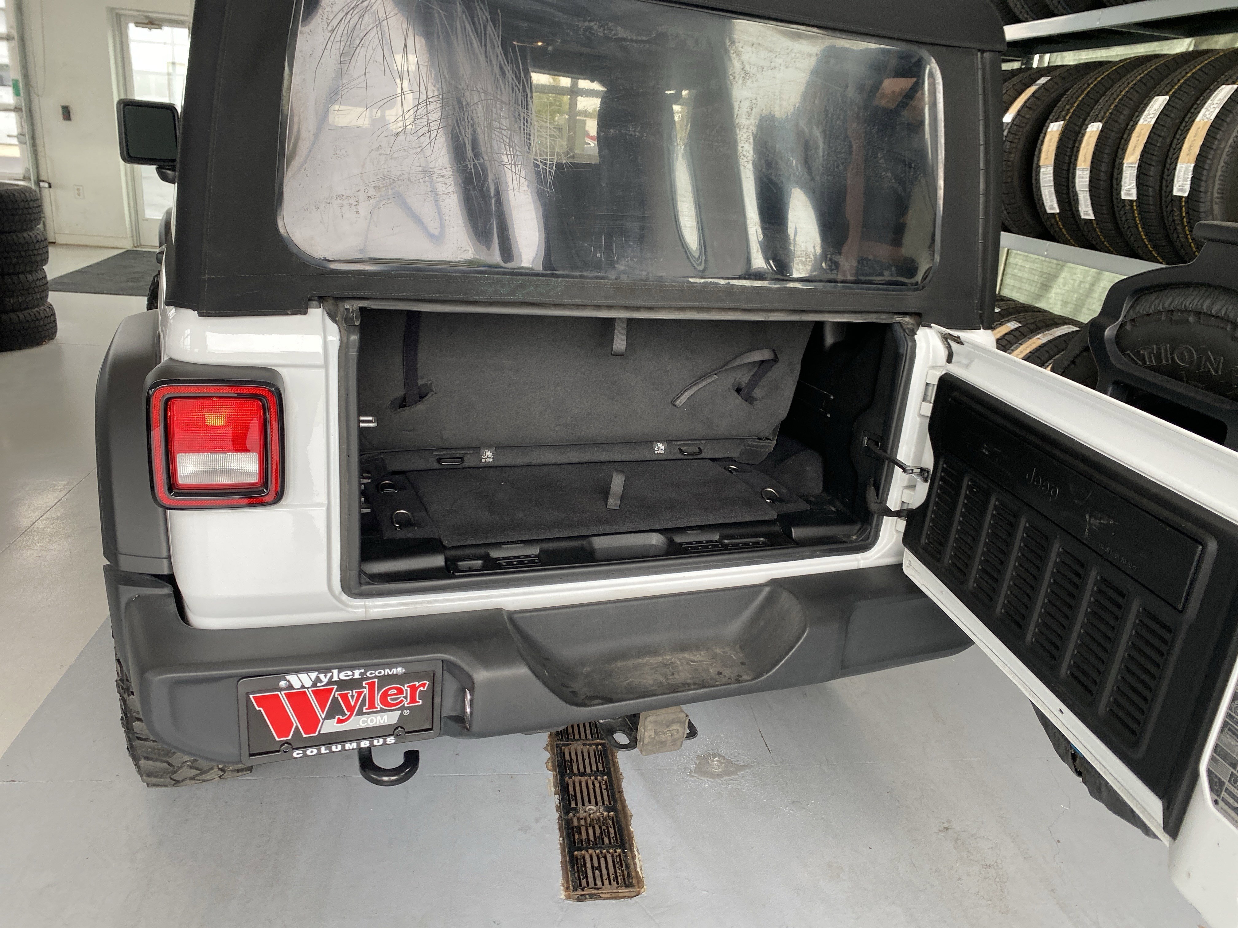 Used 2022 Jeep Wrangler Willys image 7