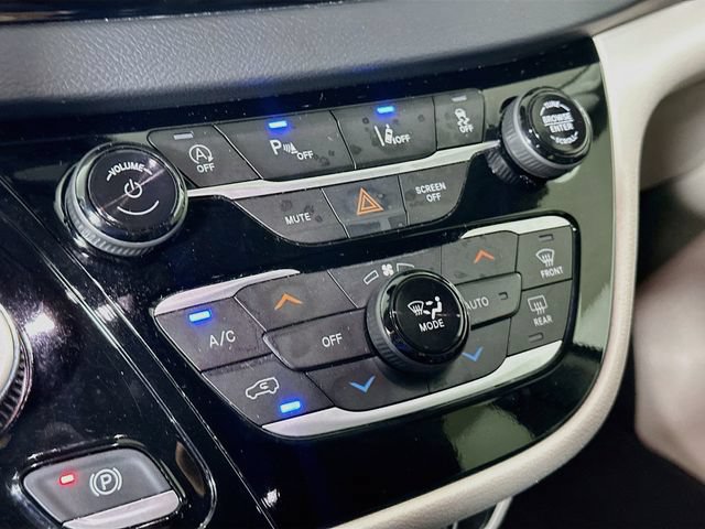 Used 2023 Chrysler Pacifica Touring-L FWD image 17