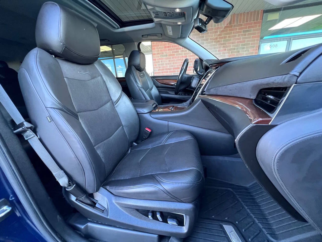 Used 2020 Cadillac Escalade Luxury AWD/4WD image 17