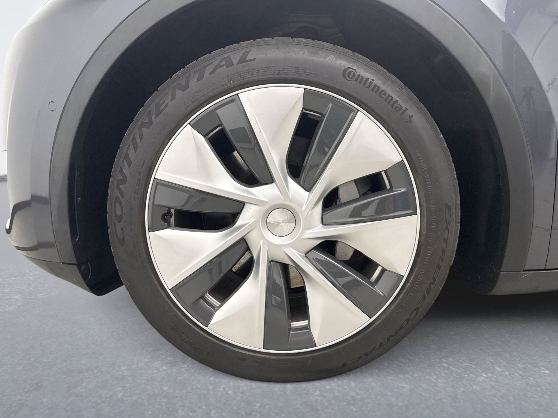 Used 2021 Tesla Model Y Long Range AWD/4WD image 25
