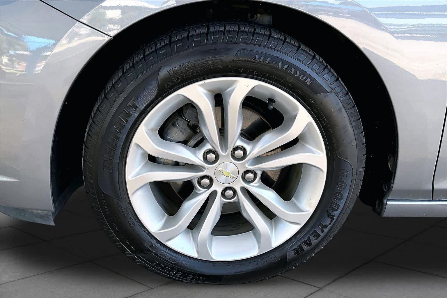 Used 2019 Chevrolet Cruze LT w/ Convenience Package FWD image 11
