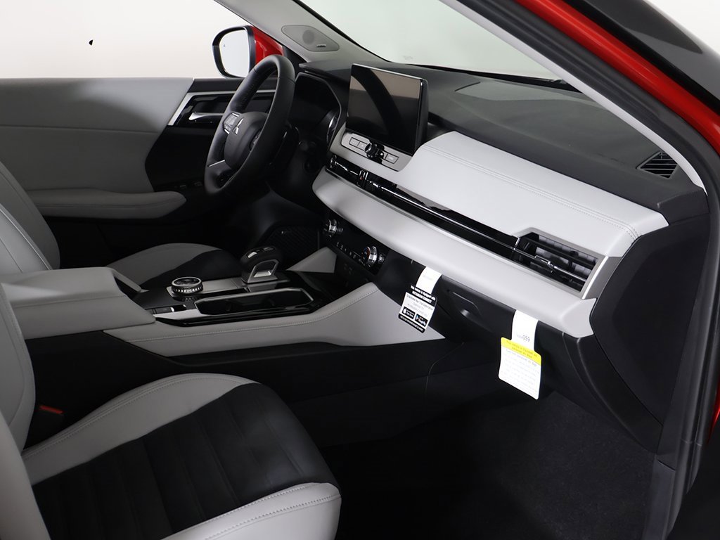 New 2025 Mitsubishi Outlander SE image 27