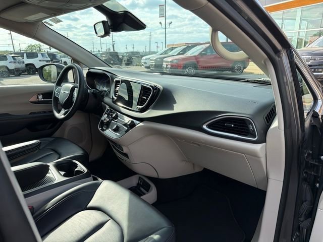 Used 2023 Chrysler Pacifica Touring-L FWD image 34