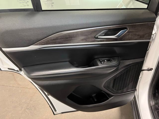 Used 2024 Jeep Grand Cherokee Limited image 16