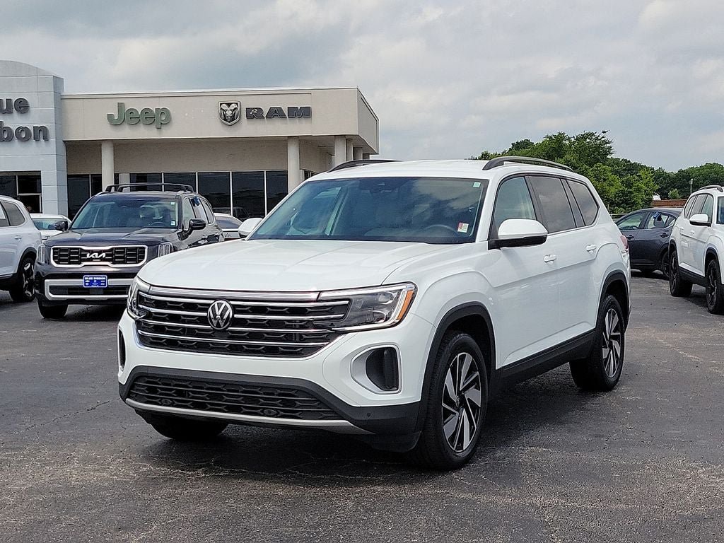 Used 2025 Volkswagen Atlas SE AWD/4WD image 2
