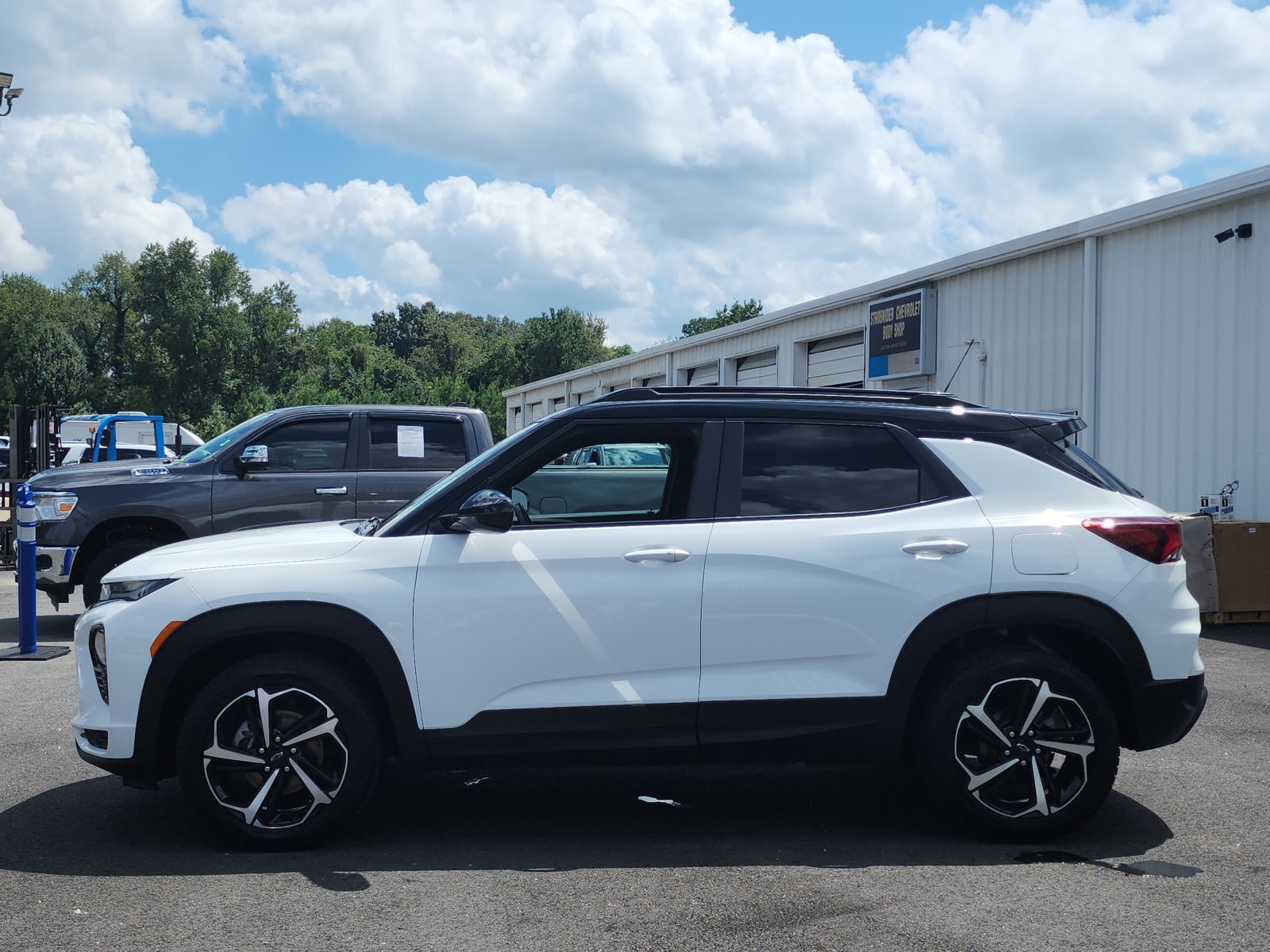 Used 2023 Chevrolet TrailBlazer RS w/ Sun and Liftgate Package AWD/4WD image 2