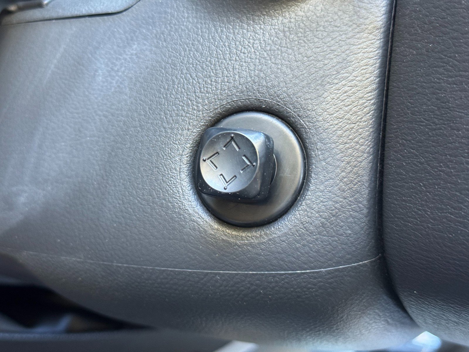 Used 2016 Nissan Titan SL image 18