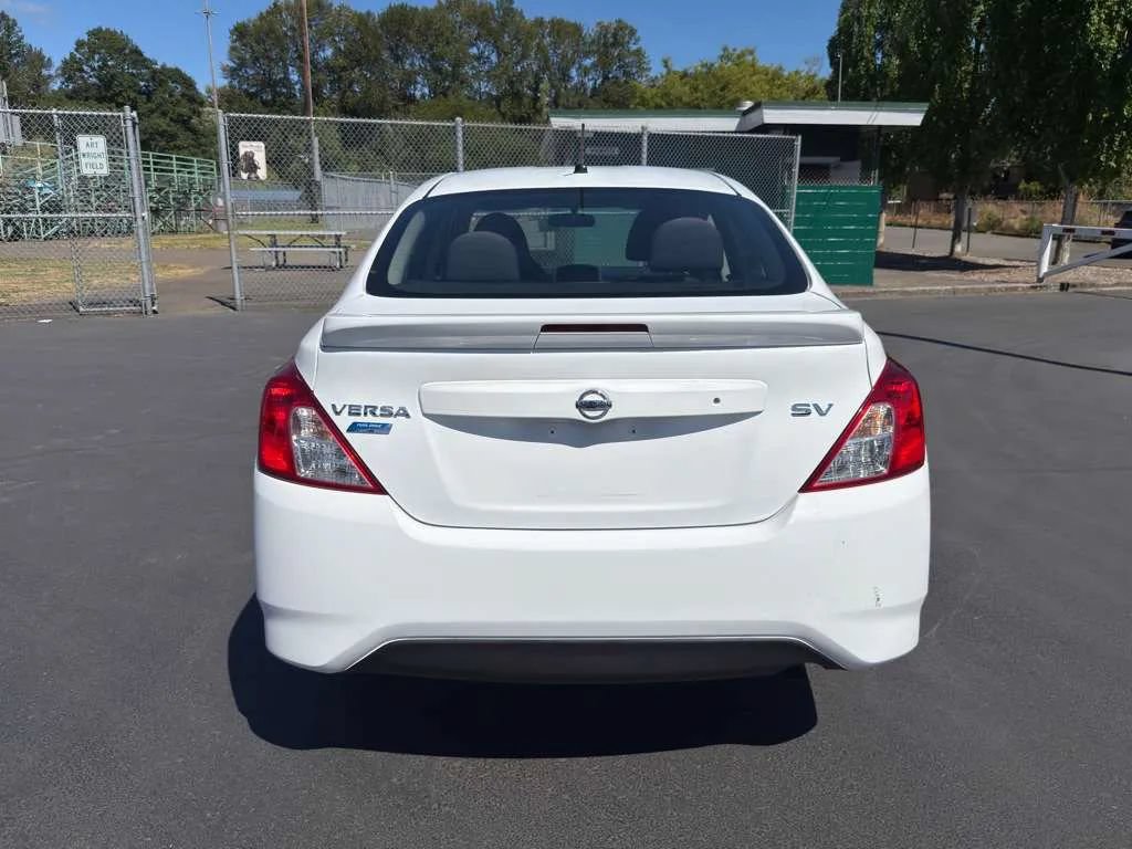 Used 2016 Nissan Versa SV FWD image 4