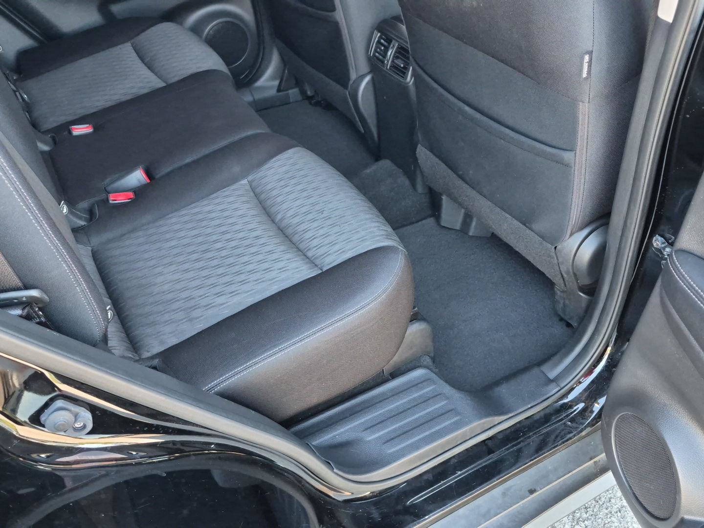 Used 2018 Nissan Rogue S FWD image 25