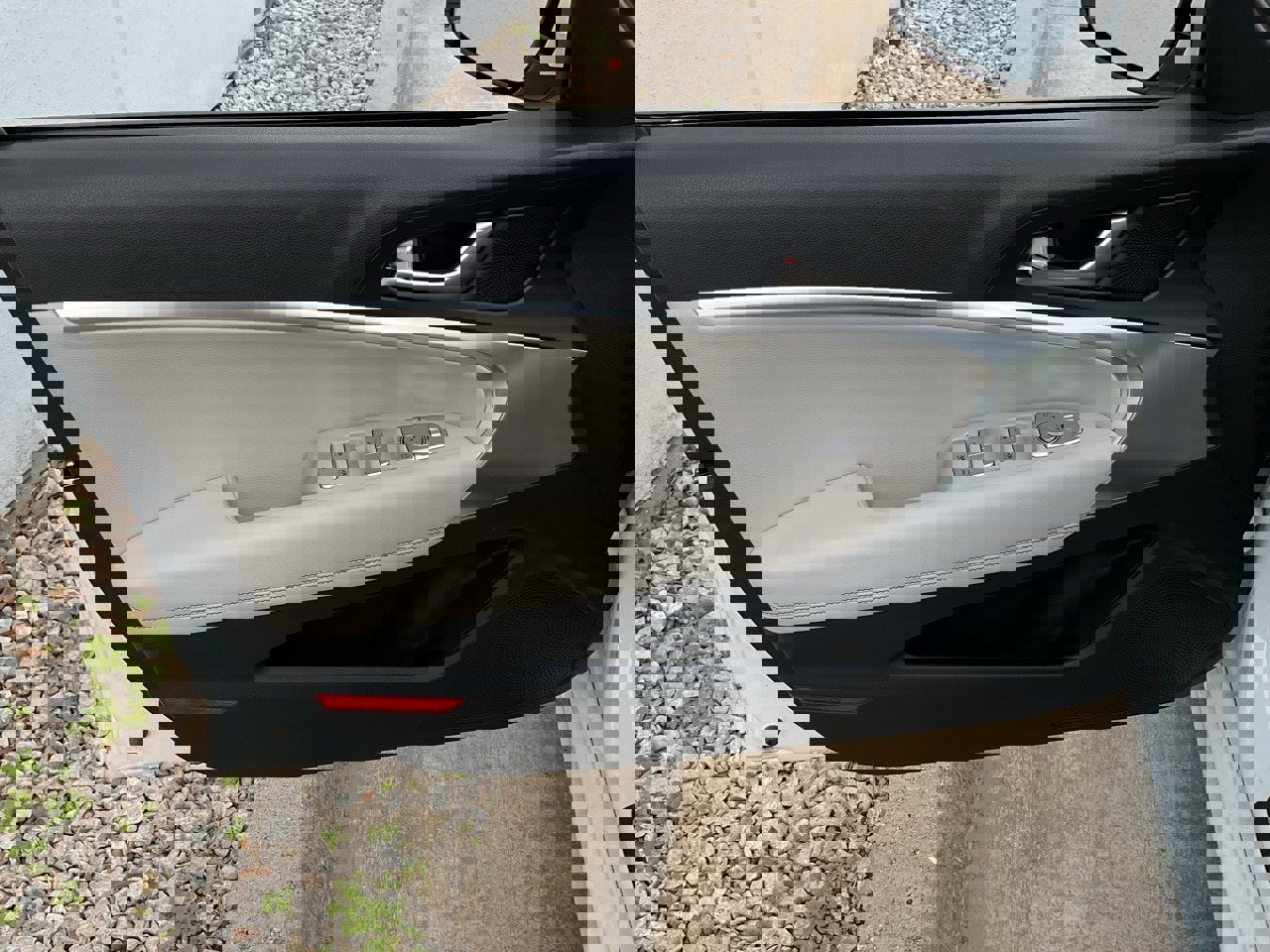 Used 2025 Genesis G70 2.5T image 12